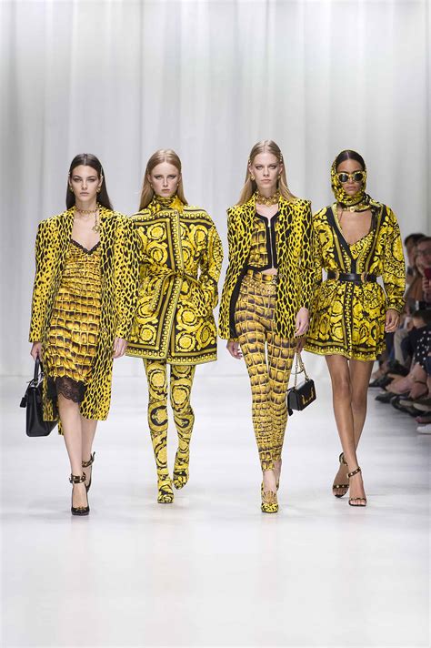 moda abbigliamento 2018 versace|versace fashion show.